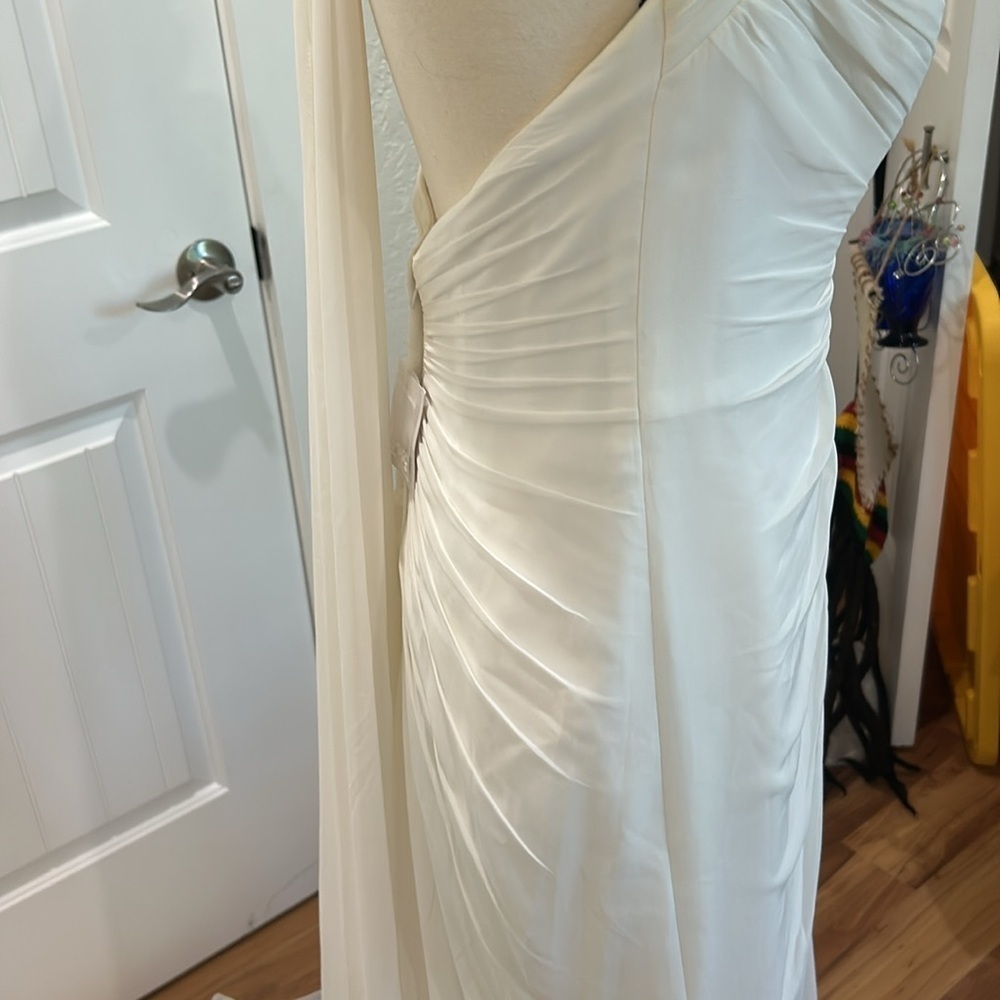 David’s Bridal - Brand New Wedding Gown - Size 6 CG - Picture 9 of 11